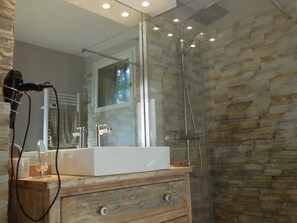 Douche, séchoir à cheveux, serviettes fournies, papier de toilette
