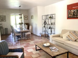 TV, fireplace, DVD player, books