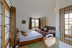 2 عدّة غرف نوم ومكواة/لوح كي وواي فاي وملاءات أسرّة