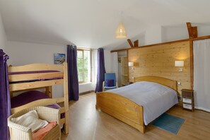 2 عدّة غرف نوم و مكواة/لوح كي وواي فاي وملاءات أسرّة