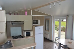 Een koelkast, een magnetron, een oven, een kookplaat