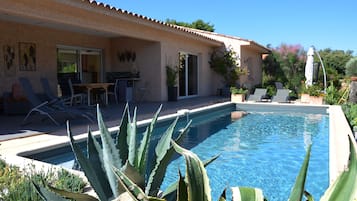 Alberca al aire libre y alberca climatizada