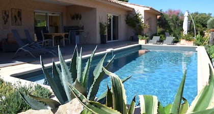 Villa, au calme, piscine privée, 2 ch pour 5 pers, confort trÚs appréciée