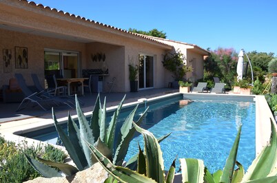 Villa, quiet, private pool, 2 bedrooms for 5 people, comfort much appreciated