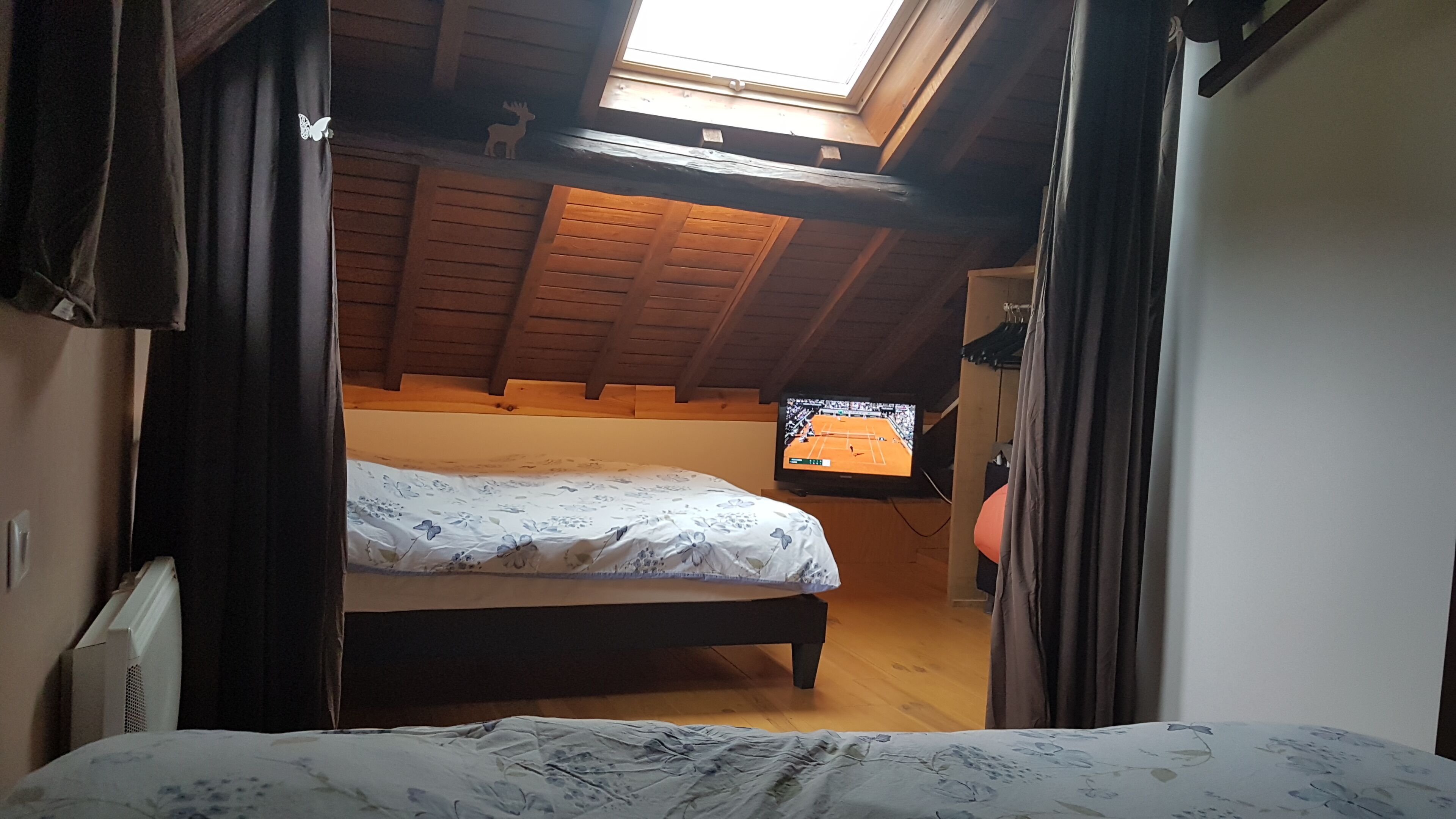 3 slaapkamers, een strijkplank/strijkijzer, reisbedje