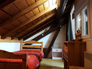 3 quartos, ferros/tábuas de passar roupa, berço de viagem
