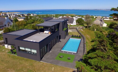 LUXURY VILLA WITH HEATED POOL 210M2 / SEASIDE