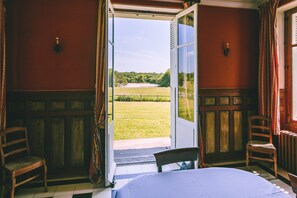 5 bedrooms, desk, soundproofing, iron/ironing board