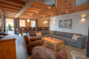 TV, fireplace, DVD player, table football - Luxury chalet with immediate access to the Grand Massif ski resort (Morillon)
