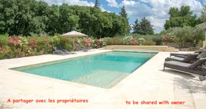 GĂźte de charme. UzĂšs . 2 Ch 2 SdB. Climat. Wifi. Piscine. Terrasse. Parking.