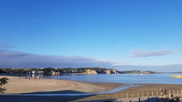Una spiaggia nelle vicinanze