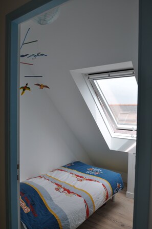 5 habitaciones, tabla de planchar con plancha y cuna de viaje