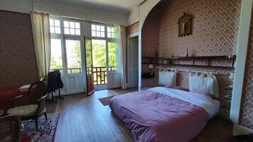 7 quartos, ferros/tábuas de passar roupa, berço de viagem