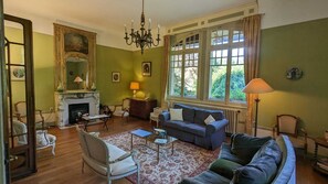 TV, fireplace, ping pong, books