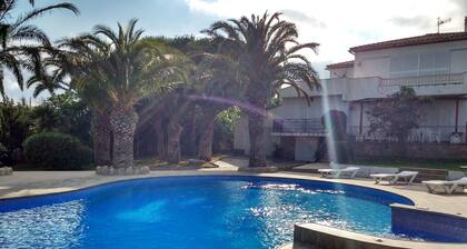 Charming Villa for 10/11 pax, private pool with jacuzzi, 800m from the beach.