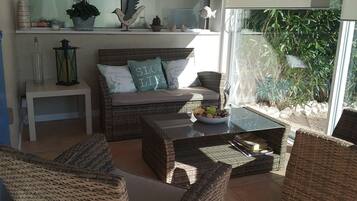 Télévision, table de tennis de table, livres, médiathÚque