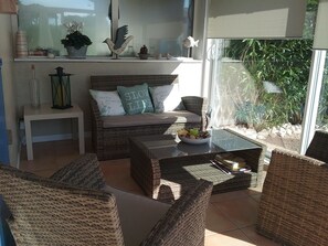 Télévision, table de tennis de table, livres, médiathÚque