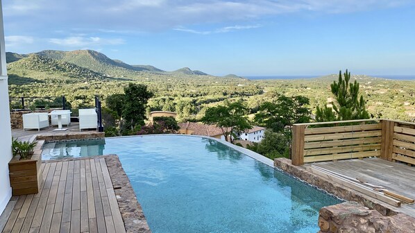 حمّام سباحة مُدفَّأ