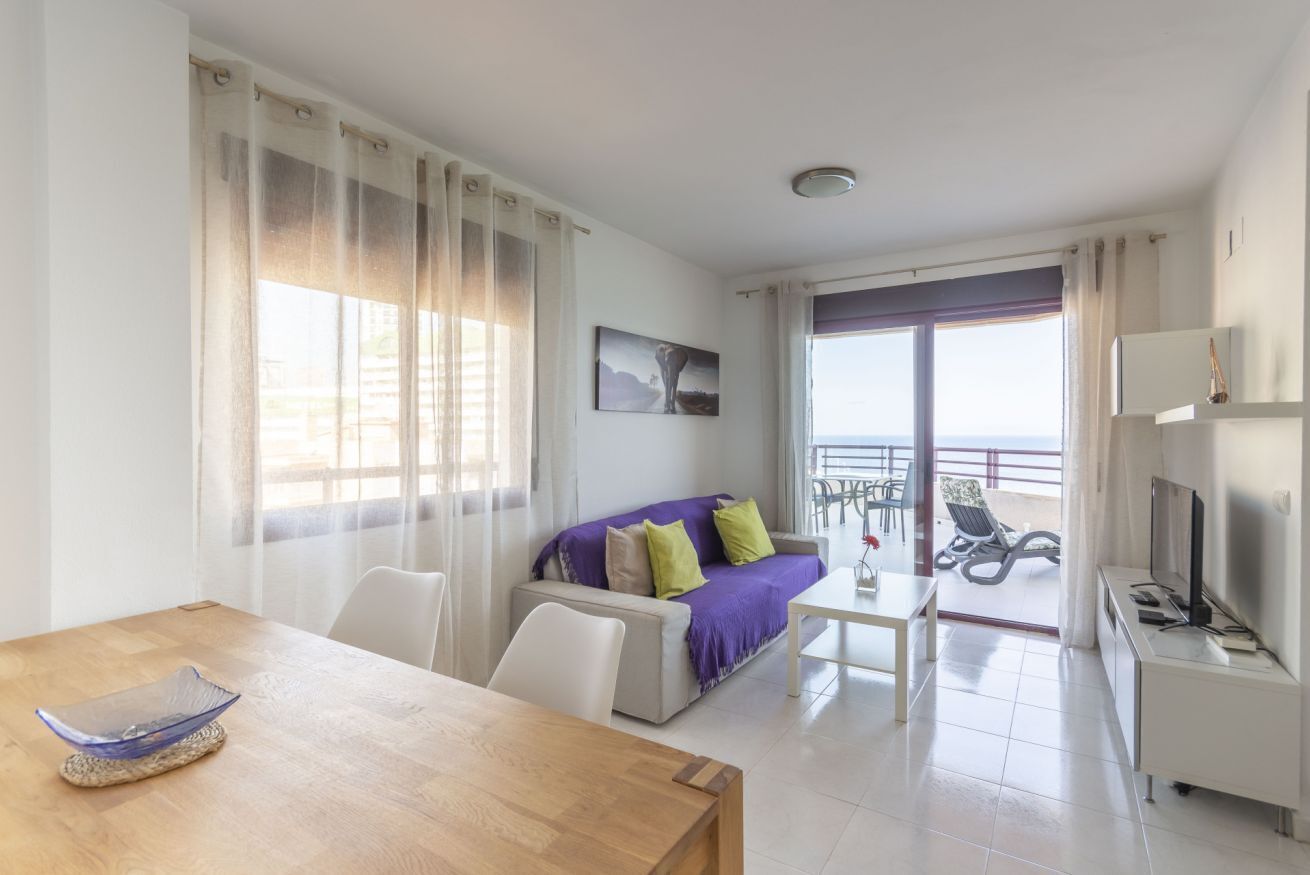 Een televisie en een open haard