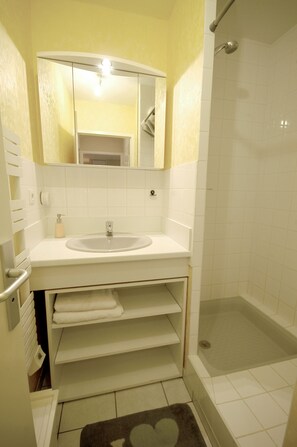 Dusche, Haartrockner, Toilettenpapier