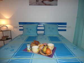 4 slaapkamers, een bureau, een strijkplank/strijkijzer, reisbedje