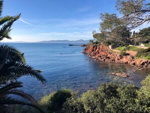 Una playa cerca, sillas reclinables de playa