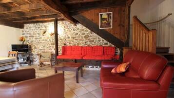 TV, DVD player, books, stereo