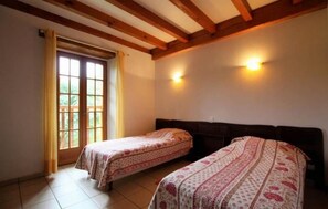 3 chambres, fer et planche à repasser, Wi-Fi gratuit, draps fournis