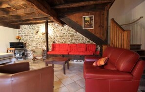 Télévision, lecteur de DVD, livres, chaîne hi-fi