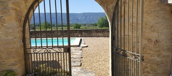Authentieke Provençaalse boerderij, op 4 km van GORDES, in het LUBERON-park, PROVENCE