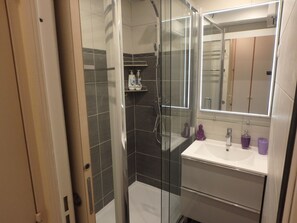 Dusj, hårføner og håndklær