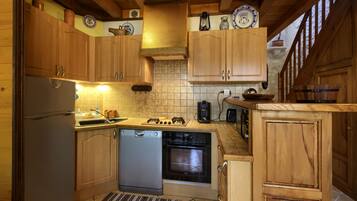 Een koelkast, een magnetron, een oven, een kookplaat