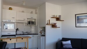 A compact living space with a kitchenette, a dining area, and a seating area. - Very nice apartment, luxury residence, garage, WIFI, 2 free bicycles. (Saint-Valery-Sur-Somme)
