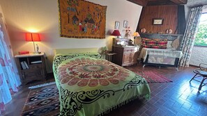 3 bedrooms, desk, iron/ironing board, travel crib