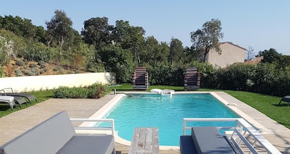 Villa garden, private pool, pétanque court, 1 km from Cavalaire beaches