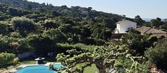 Villa garden, private pool, pétanque court, 1 km from Cavalaire beaches