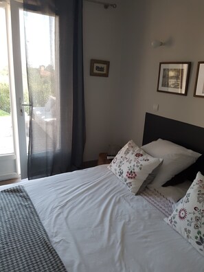 4 bedrooms, iron/ironing board, travel cot, free WiFi