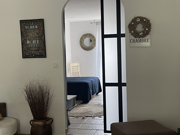 1 habitación, tabla de planchar con plancha, wifi gratis y ropa de cama 