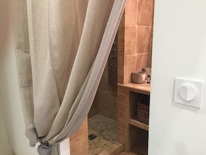 Ducha, secador de pelo, toallas y jabón