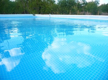 PISCINE HORS SOL 7,32 X 3,50 X 1,33
ECHELLE AMOVIBLE ( protection enfants )