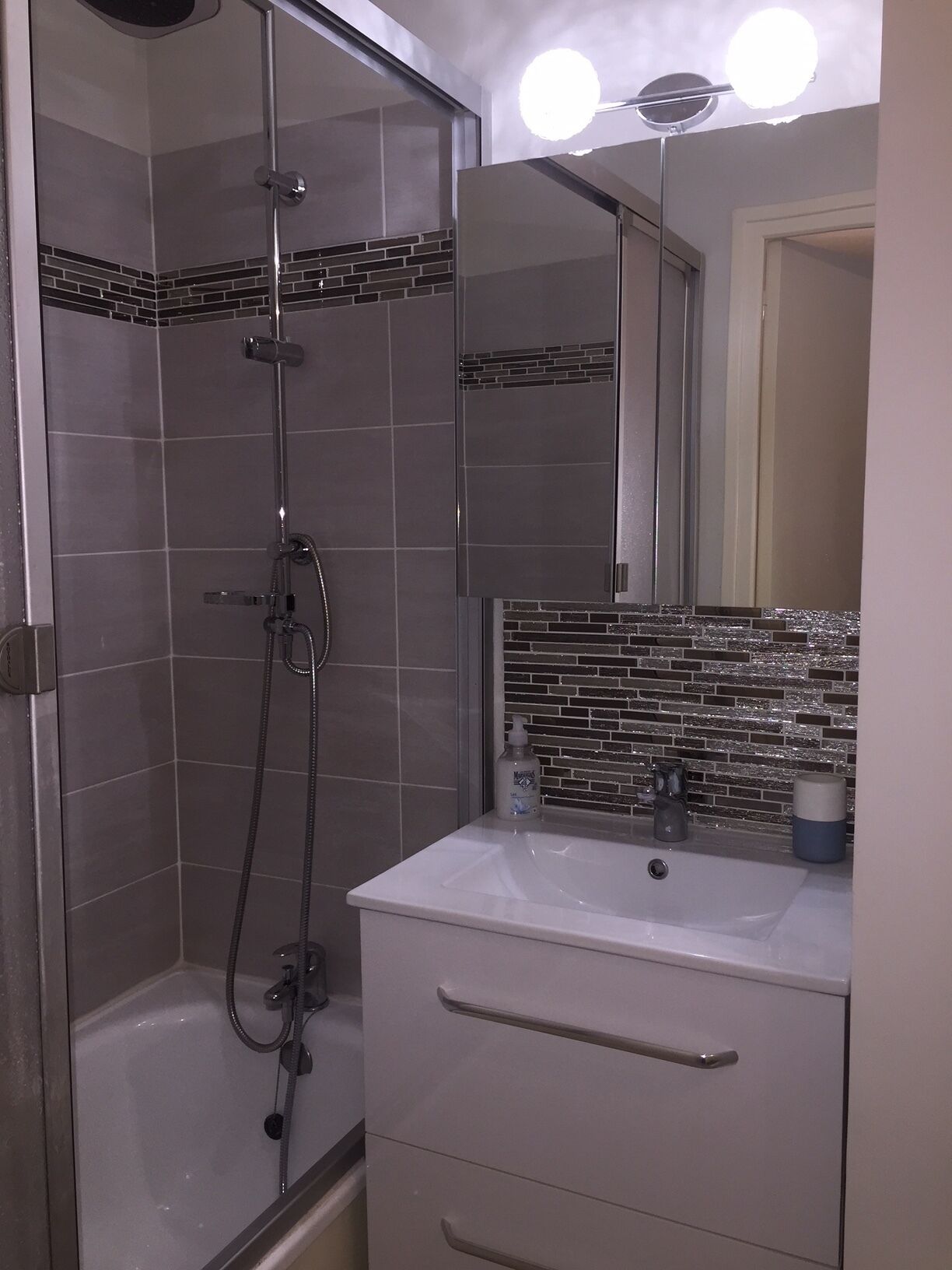 Een bad, toiletpapier