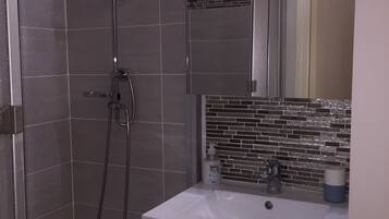 Baignoire, papier toilette