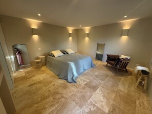 5 bedrooms, in-room safe, desk, iron/ironing board
