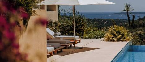 Una piscina al aire libre, una piscina climatizada