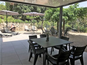 Outdoor dining - Comfortable villa on exceptional site, quiet, near Lac du Salagou (Lodève)