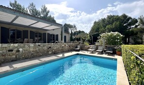 Beheizter Pool, Liegestühle