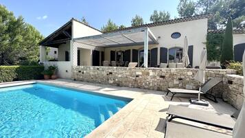 Piscine chauffée, chaises longues