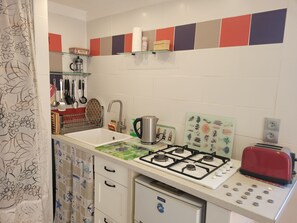 冷蔵庫、オーブン、コーヒー / ティーメーカー、電気ポット