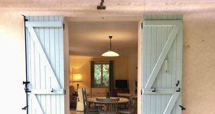 House with private pool in Provence in large wooded area ***