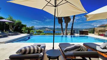 Una piscina al aire libre, una piscina climatizada